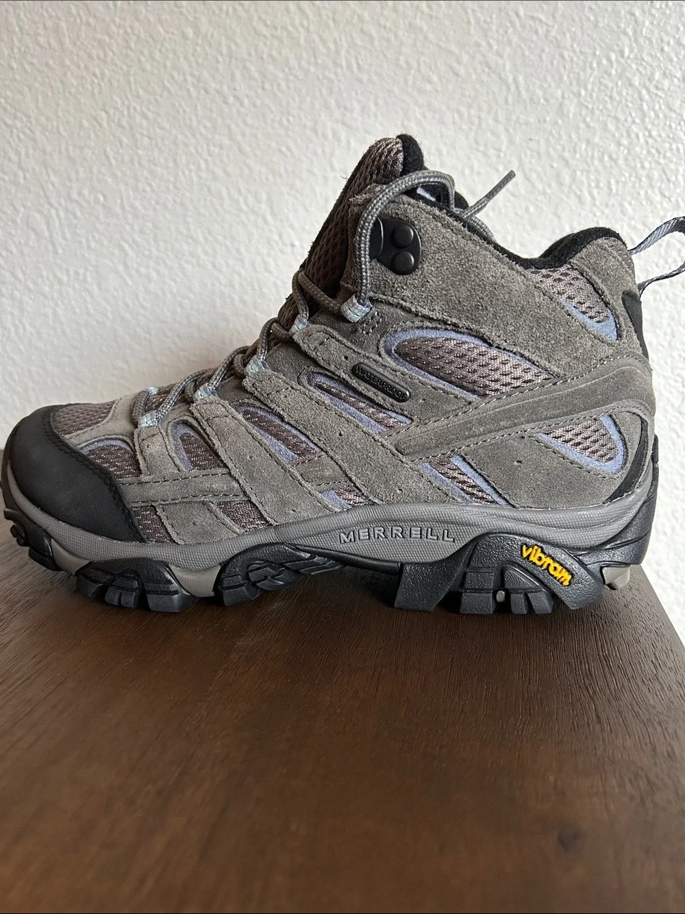 Merrell Moab 2 Mid hiking boots 8.5 in mint condition like new. Waterproof